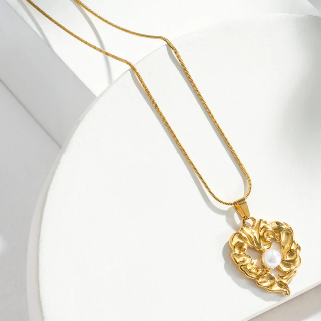 Baroque Heart Pearl Pendant Necklace – Artistic Gold Glow